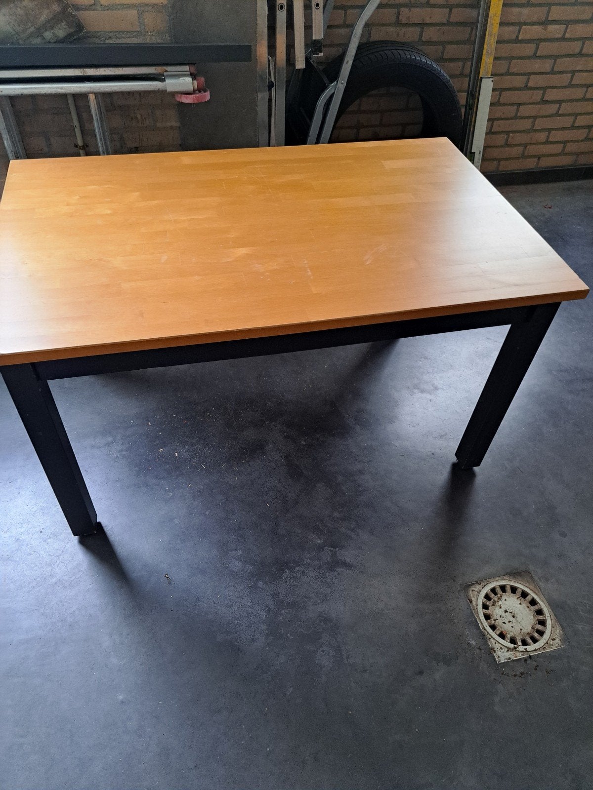 te koop Eenvoudige houten salon tafel met zwart onderstel, Gebruikt, 50 tot 100 cm, Vier personen, Rechthoekig