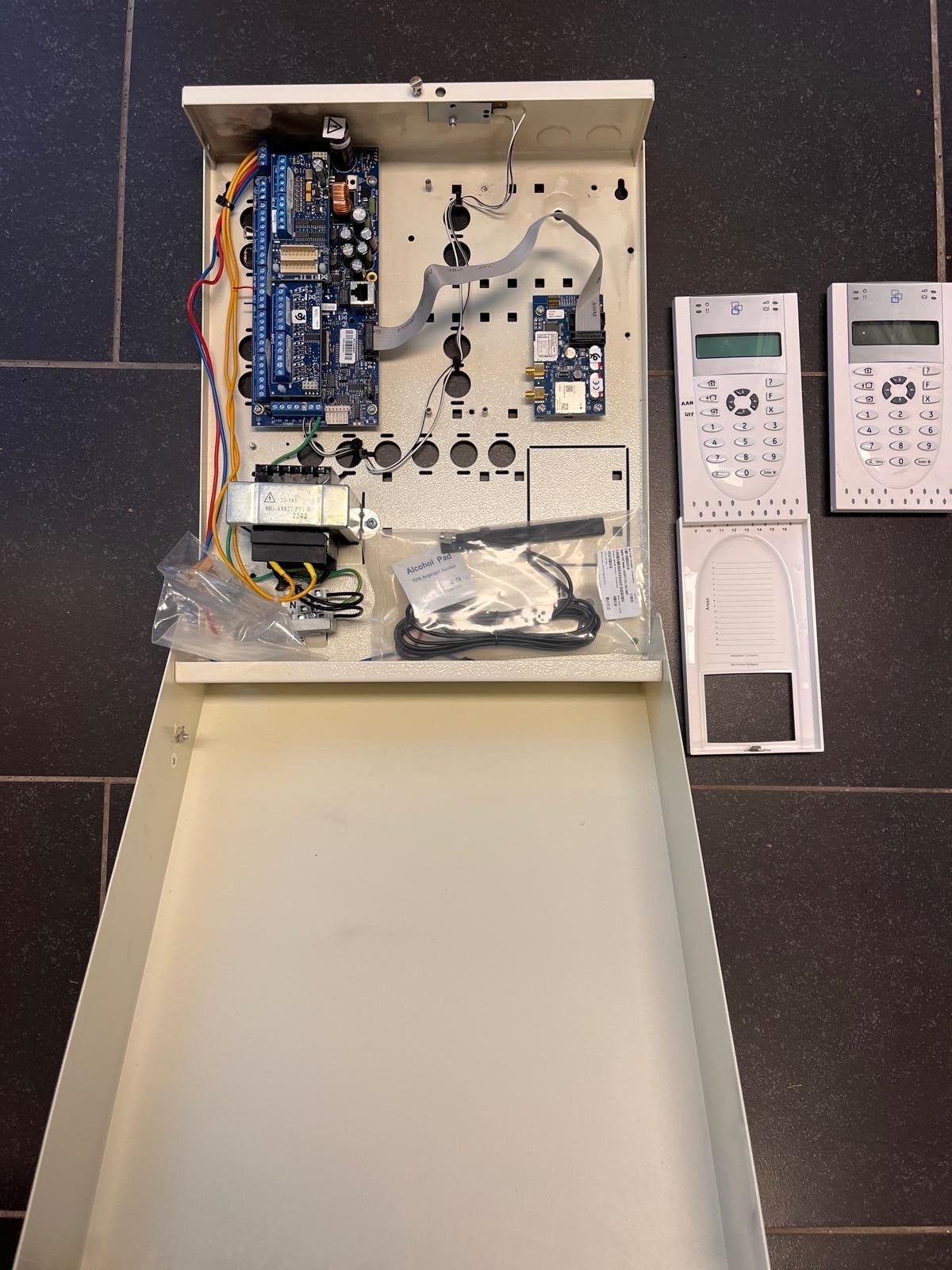 Aritech 3500 alarmsysteem met GSM en uitbreidingen, Gebruikt, Ophalen of Verzenden, Compleet systeem, Alarmoproep bij centrale