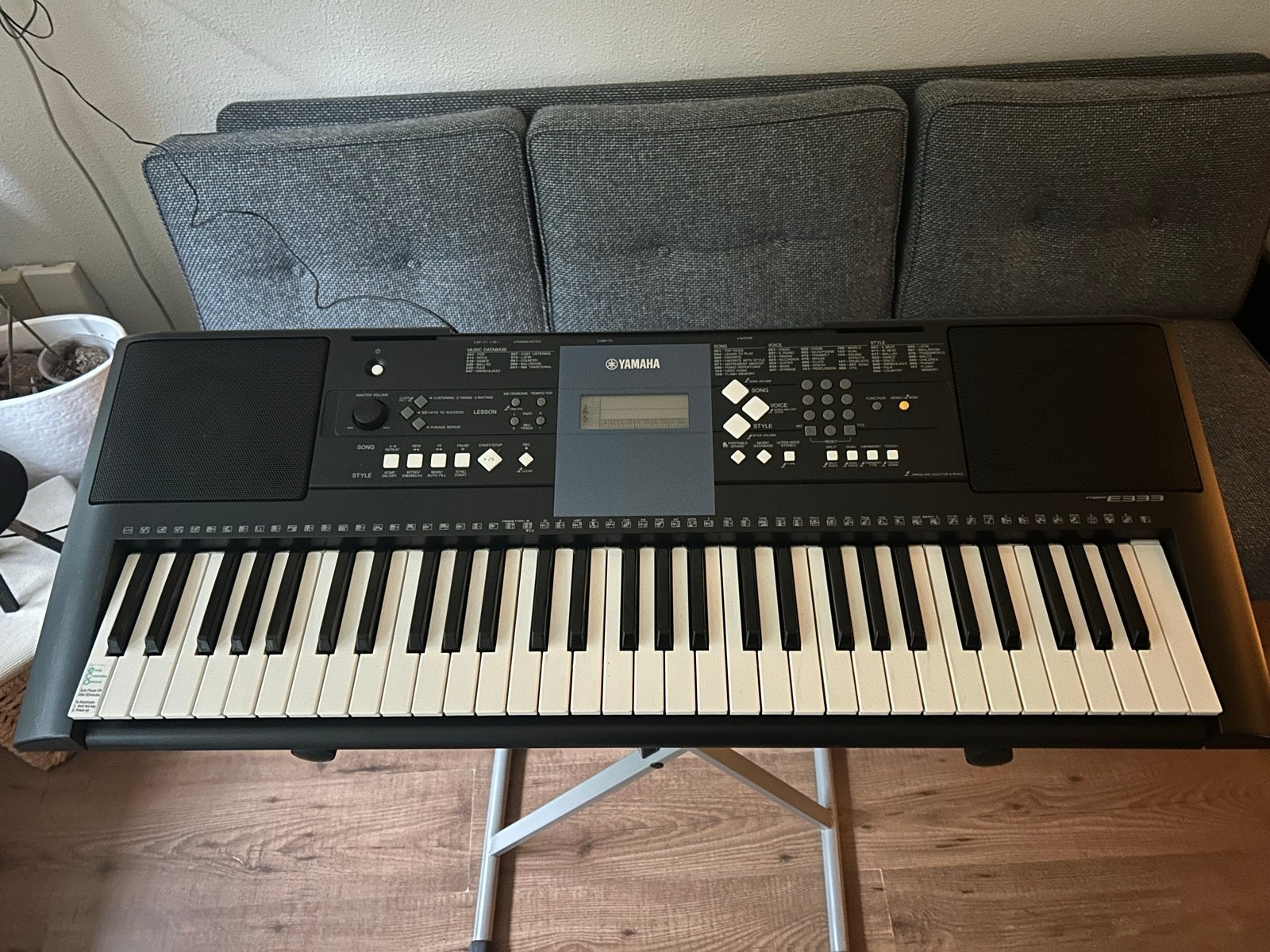 Yamaha PSR-E333 Keyboard met standaard, adapter en bankje, Ophalen, 61 toetsen, Yamaha, Zo goed als nieuw