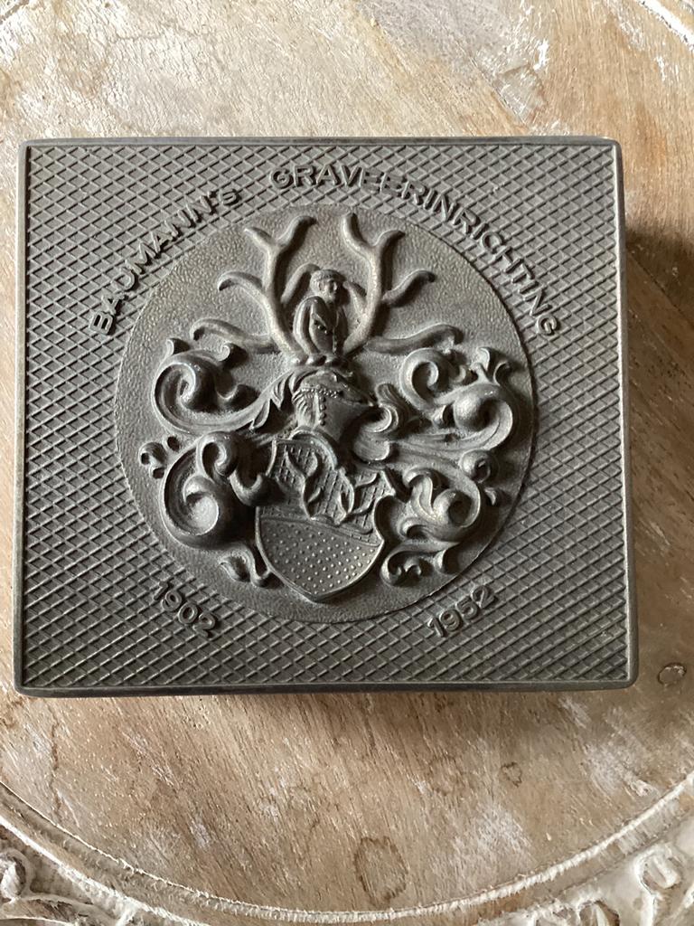 Doosje van hout met prachtig graveerwerk uitgegeven 1952, Ophalen of Verzenden
