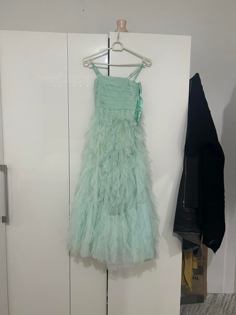 Elegante mintgroene galajurk met ruches, Kleding | Dames, Verzenden, Zo goed als nieuw, Maat 34 (XS) of kleiner, Onder de knie