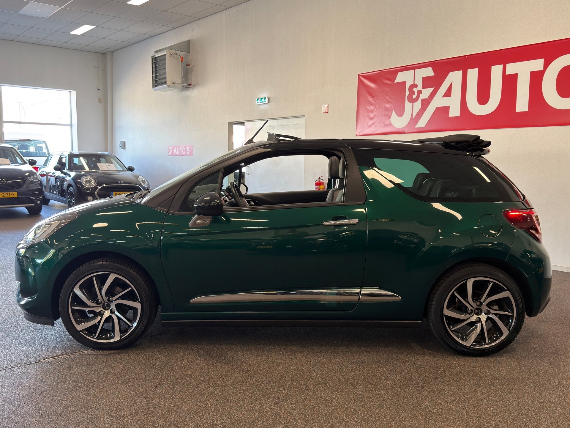 DS 3 Cabrio 1.2 PureTech Shine| NAVIGATIE, CAMERA, CRUISE,, Voorwielaandrijving, Gebruikt, 1199 cc, Alcantara