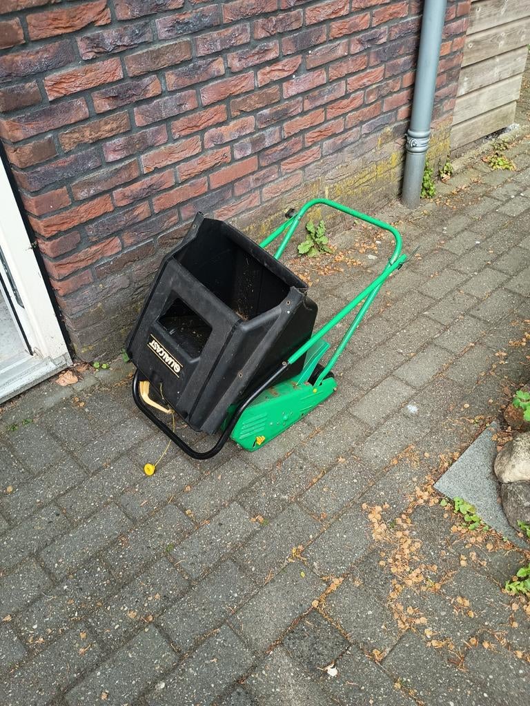 Ouderwetse degelijke verticuteermachine, Ophalen, Gebruikt, Elektrisch