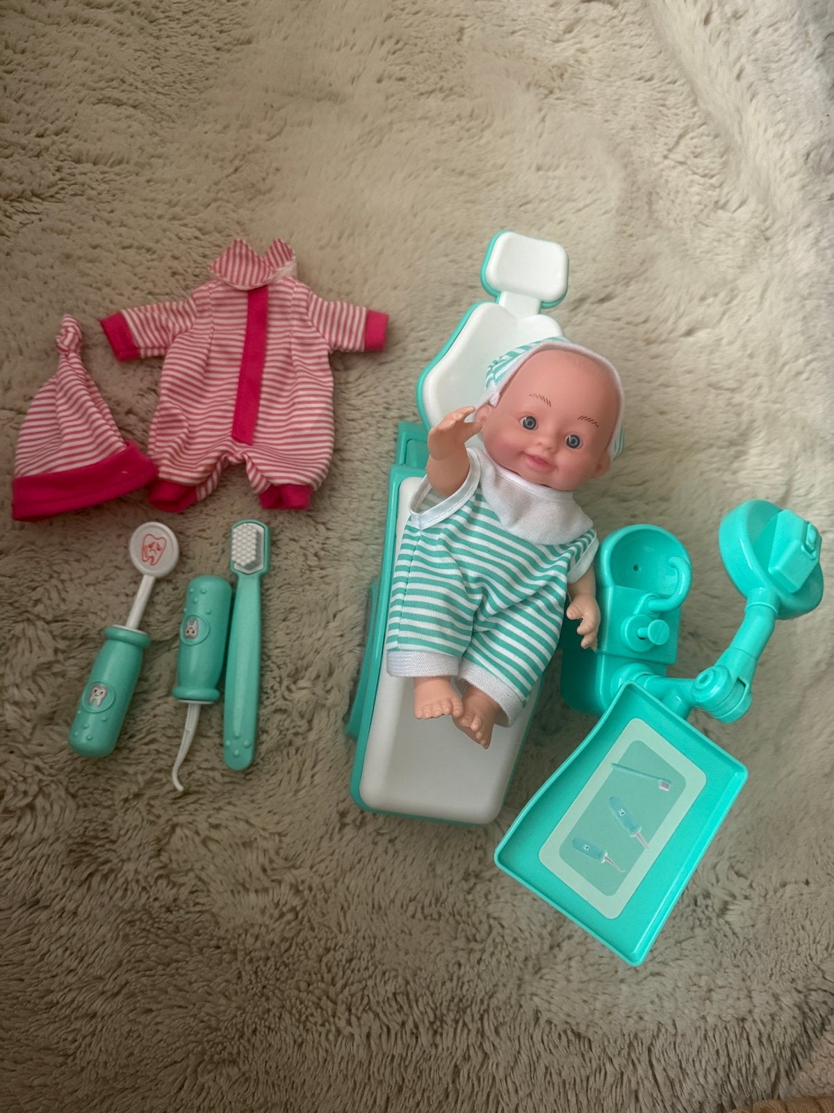Babypop met tandartsstoel en accessoires, Ophalen, Gebruikt, Babypop