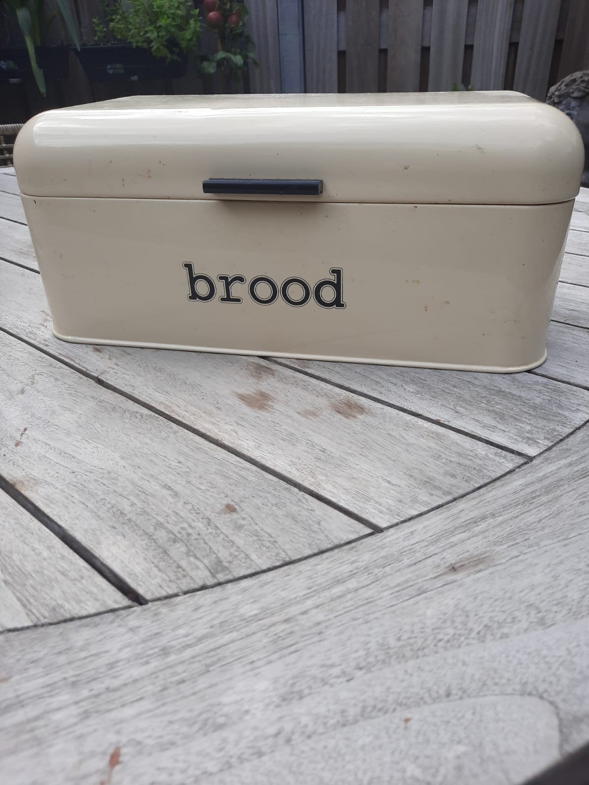 Crèmekleurige broodtrommel met 'brood' opdruk, Gebruikt, Metaal, Broodtrommel, Ophalen