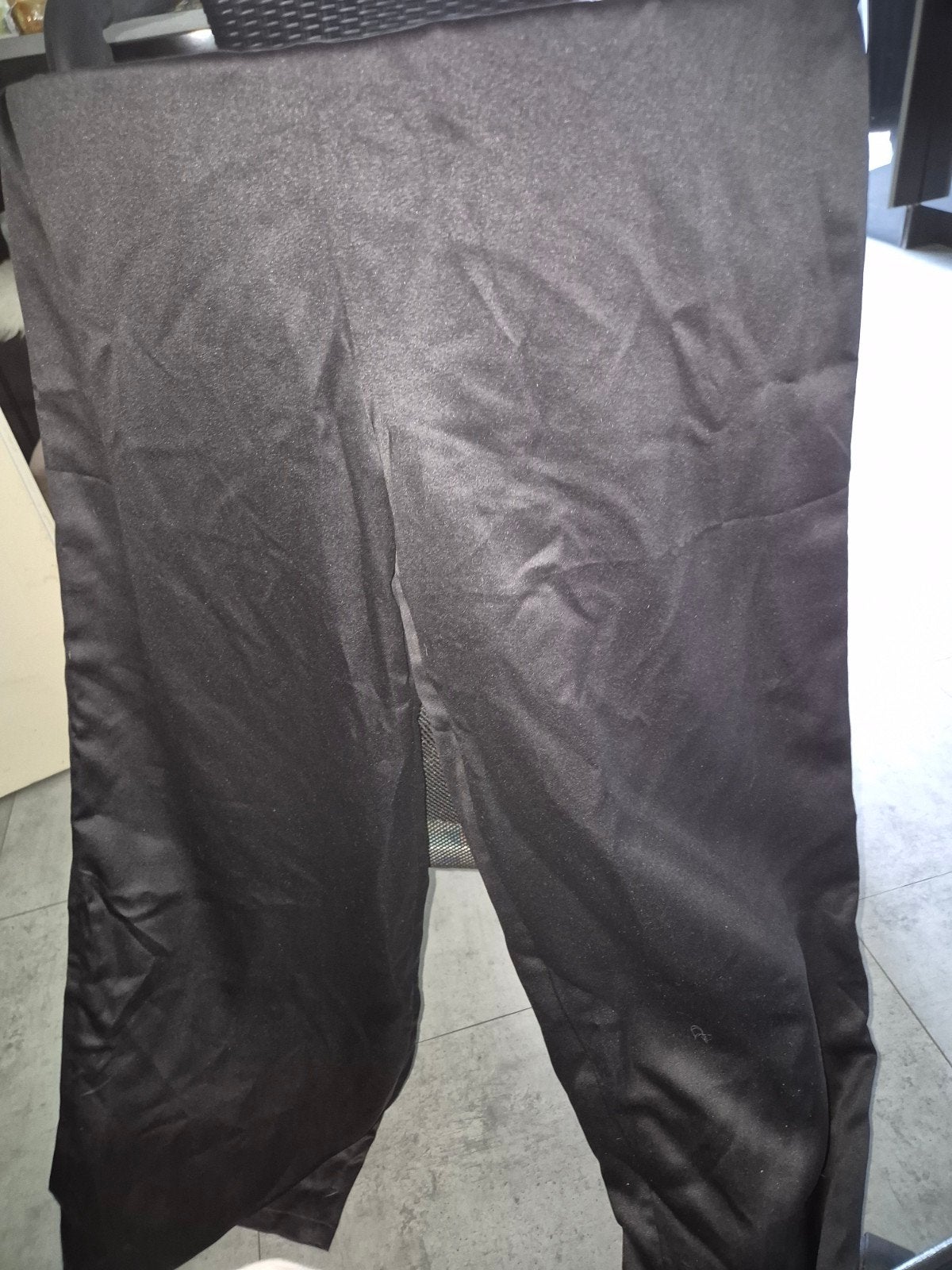 Glanzende Zwarte Broek met Wijde Pijpen en Elastiek Maat 50, Kleding | Dames, Grote Maten, Verzenden, Zo goed als nieuw, Zwart