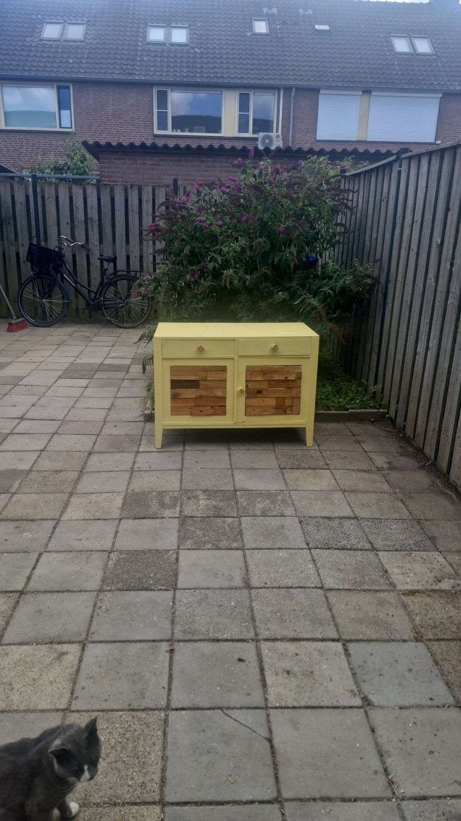 Gele kast met houten accenten, Gebruikt, Modern, Speels, Ophalen of Verzenden, 25 tot 50 cm