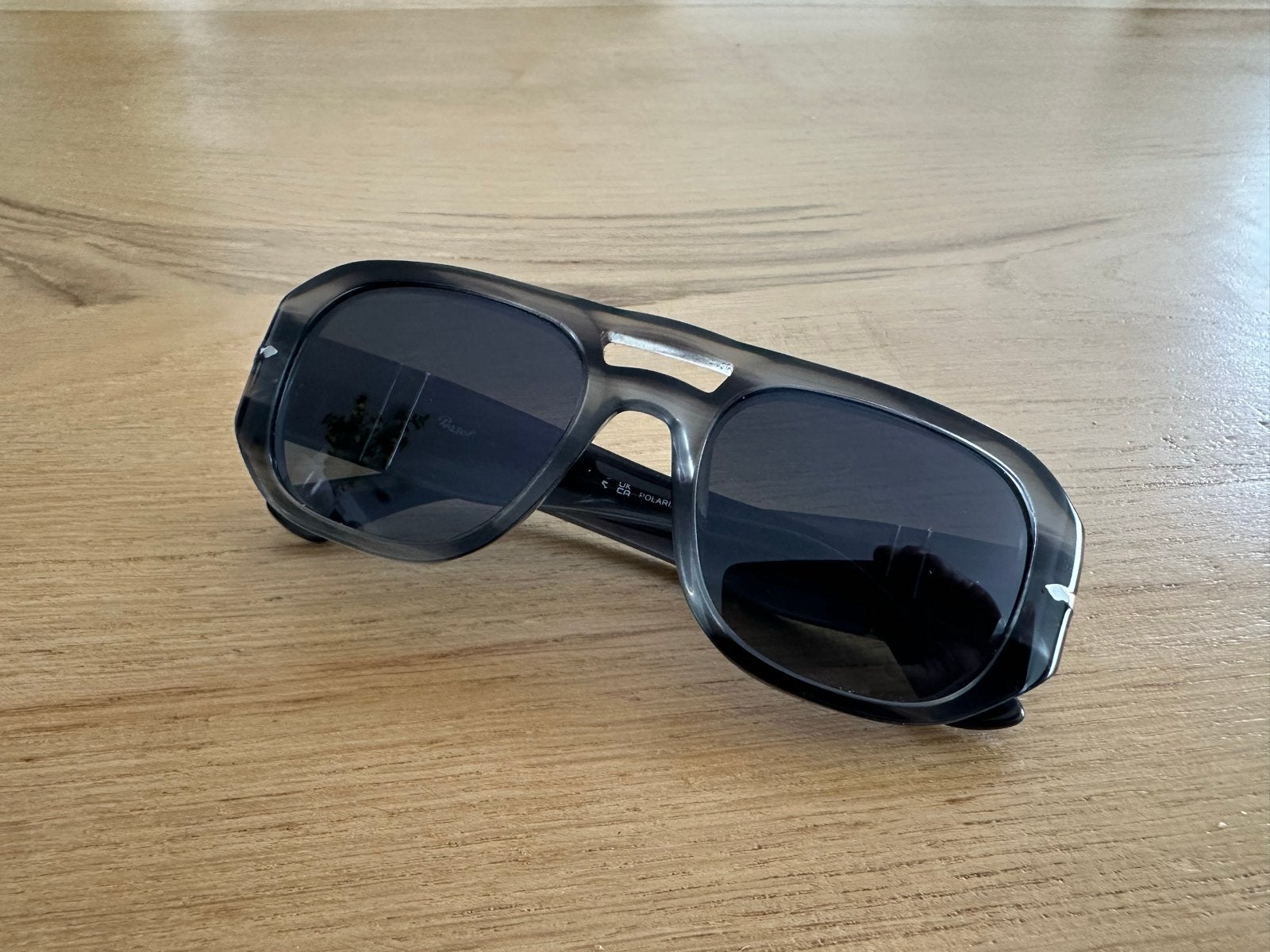 Luxe Persol zonnebril - Slechts 10 maanden oud!, Zonnebril, Zo goed als nieuw, Grijs, Ophalen