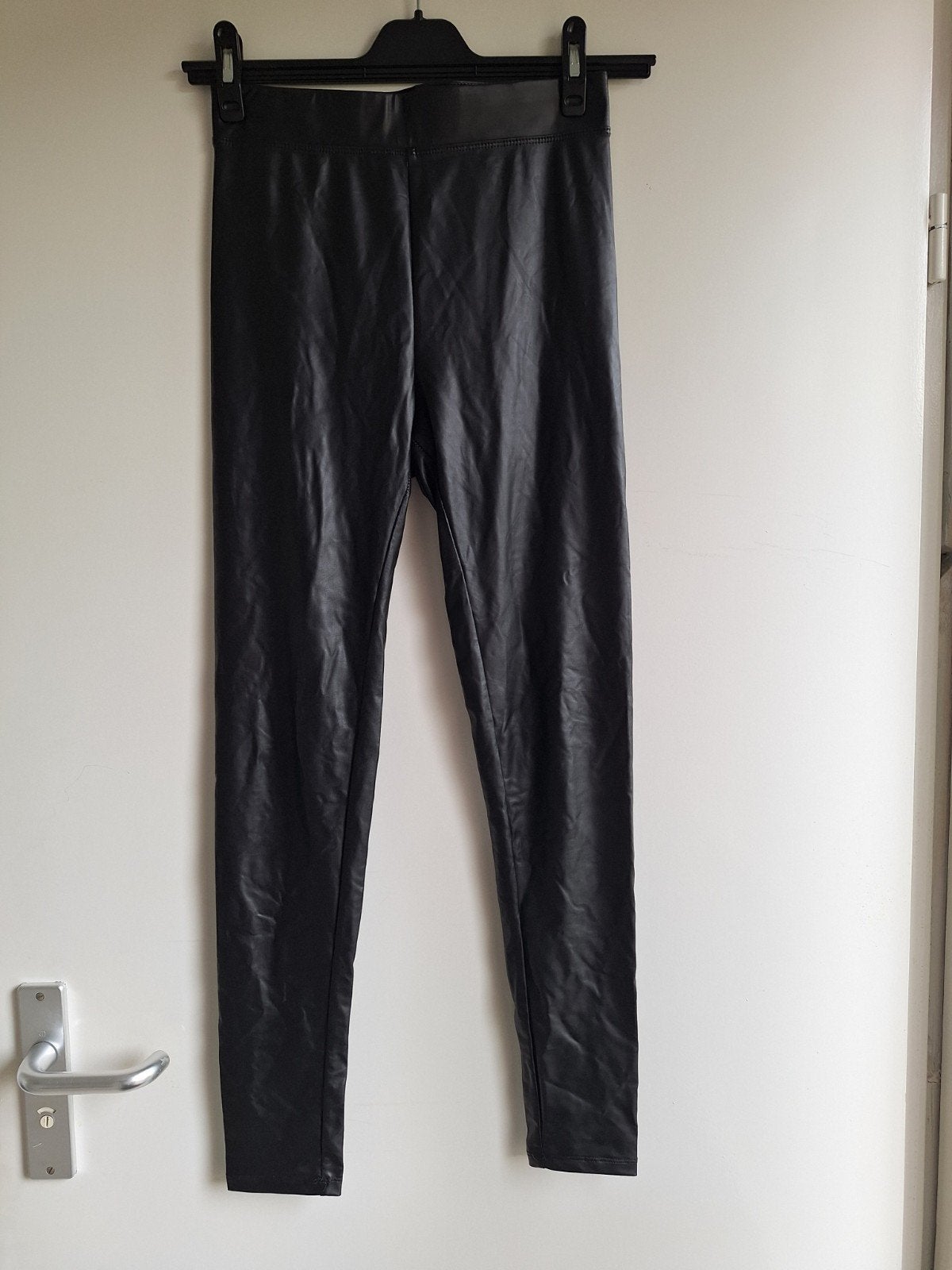 Bershka zwarte leer look legging mt m 34 36, Kleding | Dames, Legging, Maat 36/38 (S), Zwart, Gedragen