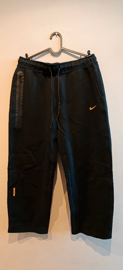 Nike x NOCTA Tech Fleece Open Hem Pant – Black/Gold (Size L), Maat 48/50 (M), Zwart, Nike x NOCTA, Nieuw