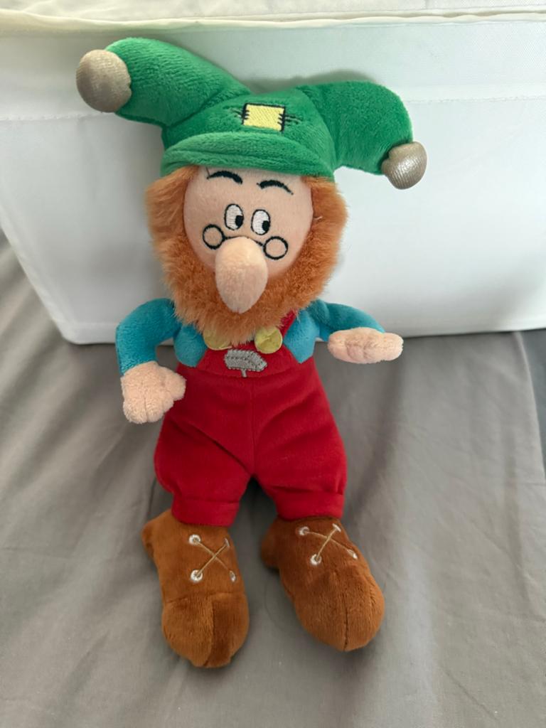 Pluche kabouter met groene muts en rode tuinbroek, Overige merken, Overige karakters, Overige typen, Ophalen of Verzenden