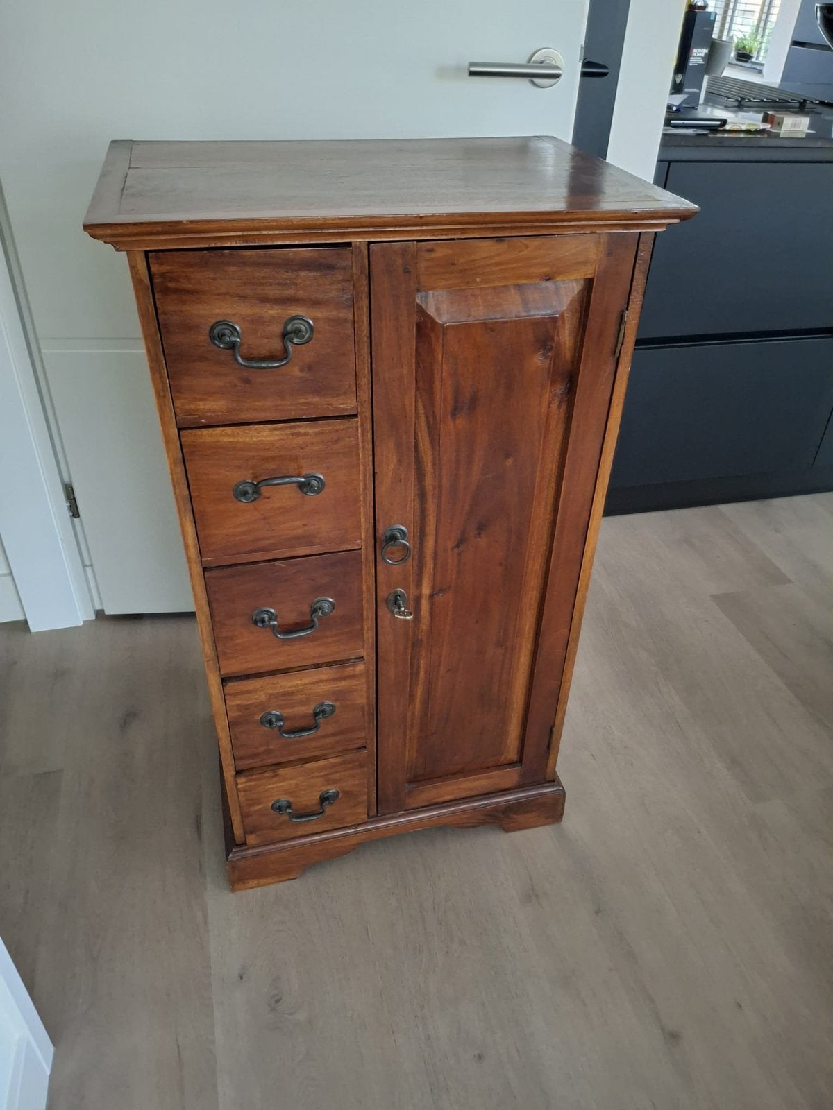 Antiek teakhouten kastje, Ophalen