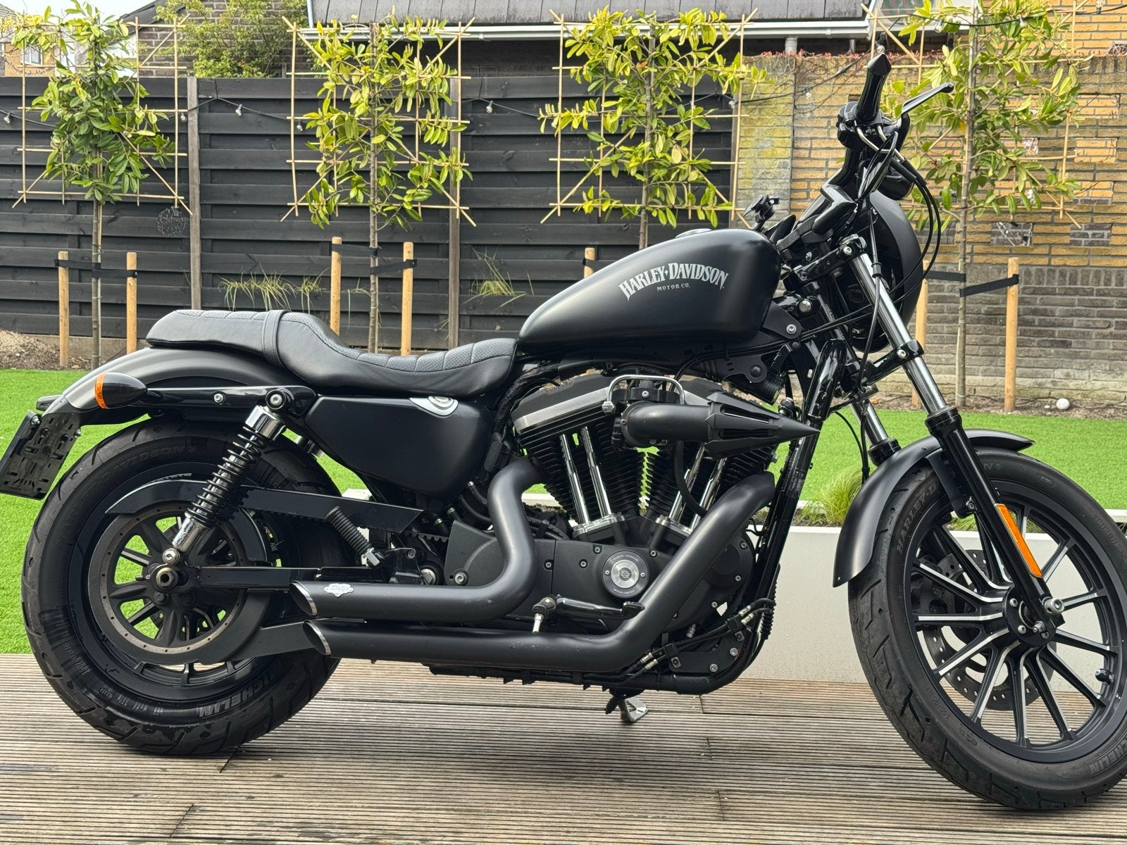 Harley Sportster Iron 883 - Mat Zwart 2013 Vance & Hines, 2 cilinders, Occasion, Particulier, Meer dan 35 kW