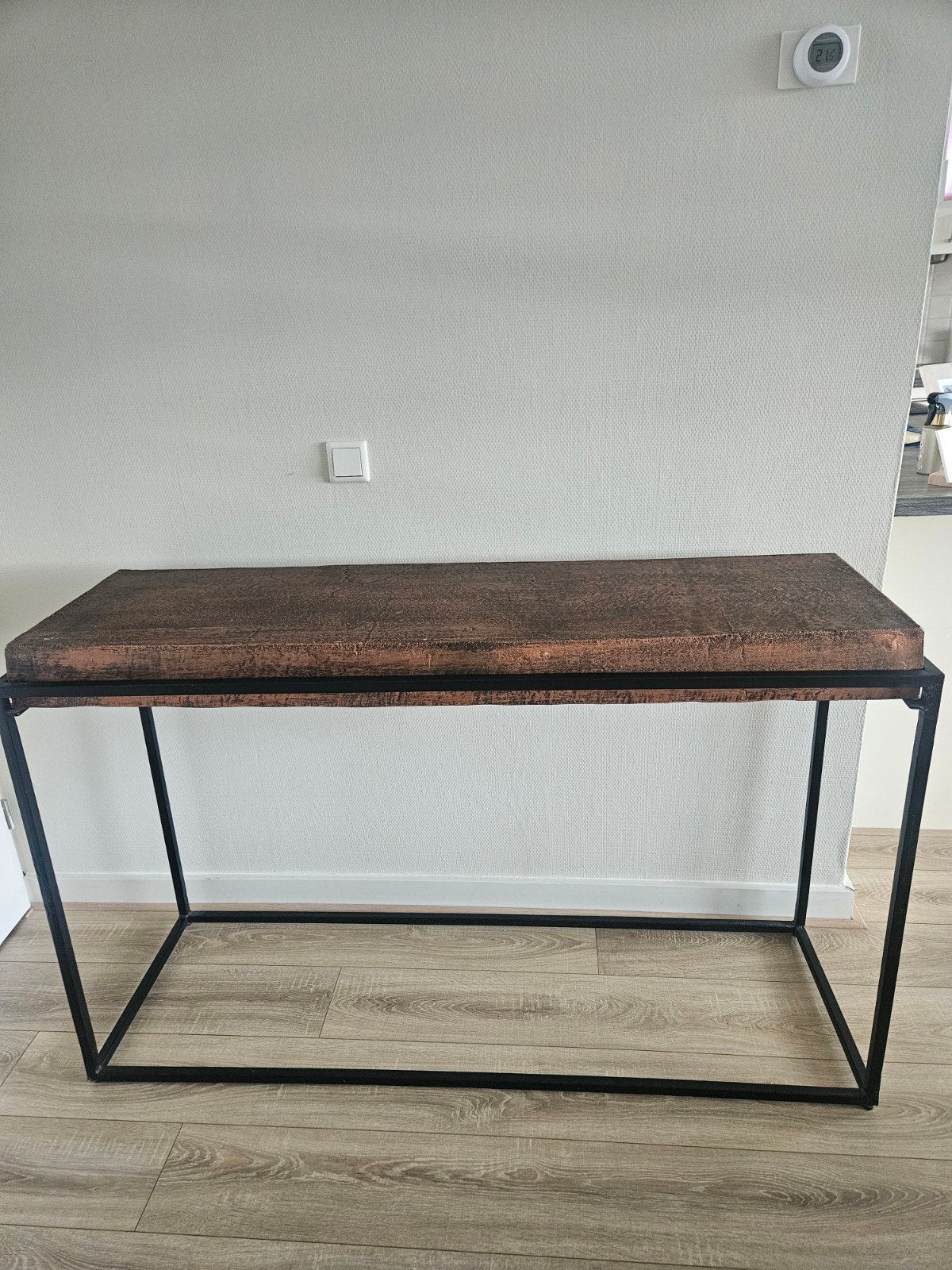 Sitetable met zwaar koperen blad, Huis en Inrichting, Tafels | Sidetables, Ophalen, 100 tot 150 cm, Zo goed als nieuw, 25 tot 50 cm