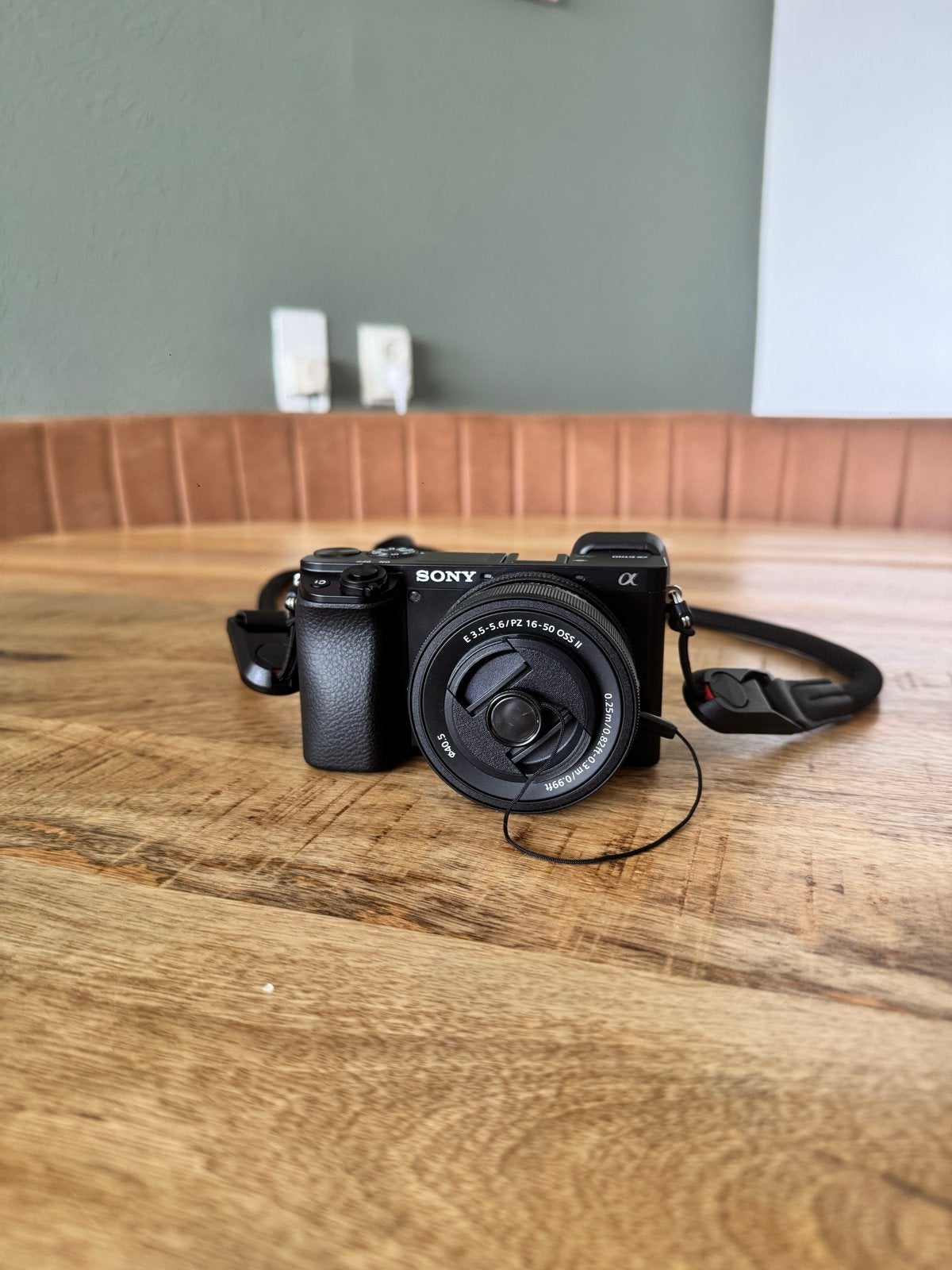 Sony A6100 Zwart + 16-50mm Lens – Zo goed als nieuw, Beeldstabilisatie, Ophalen of Verzenden, Zo goed als nieuw, 4 t/m 7 keer