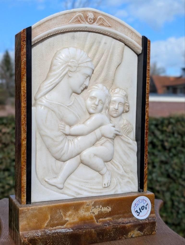 Antieke marmeren plaquette Madonna met kind. 29 cm h. €310., Ophalen