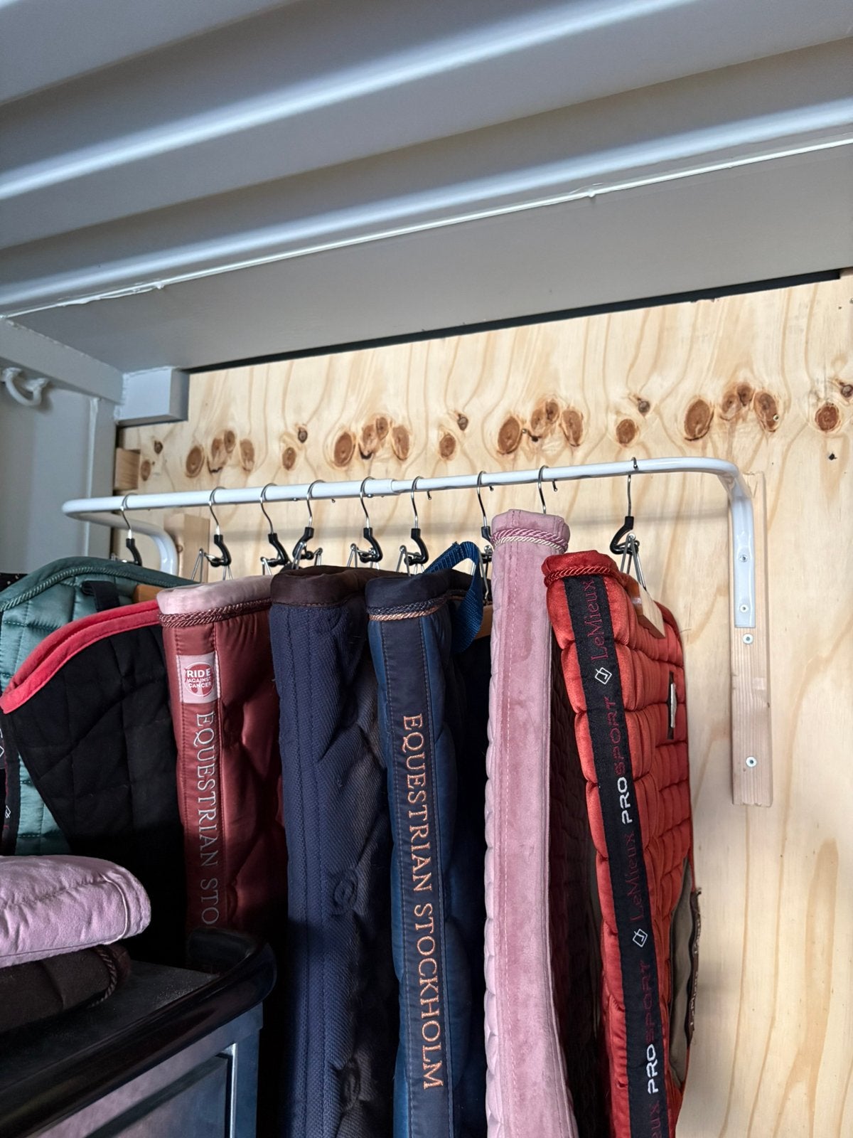 Kledinghangers en mulig ikea roede  ophangen dressuurdekje, Ophalen, Nieuw