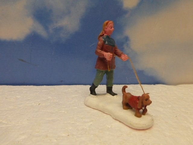 lemax strolling with pooch kerstdorp poppetje figurine hond, Ophalen of Verzenden, Zo goed als nieuw