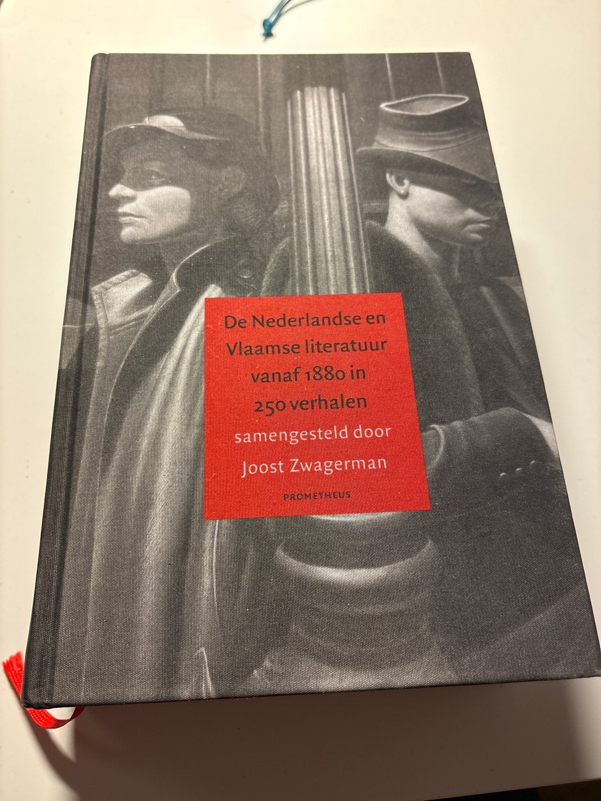 De Nederlandse en Vlaamse literatuur in 250 verhalen, Boeken, Ophalen of Verzenden, Zo goed als nieuw, Nederland