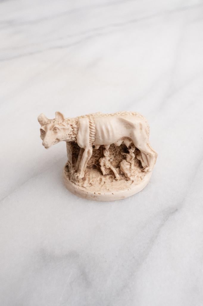 Letterbak Rome Souvenir Romulus & Remus Colosseum Beeldje, Ophalen of Verzenden, Zo goed als nieuw, Dier