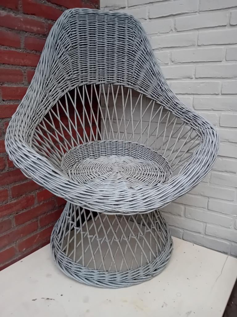 Grijze rieten stoel, Ophalen