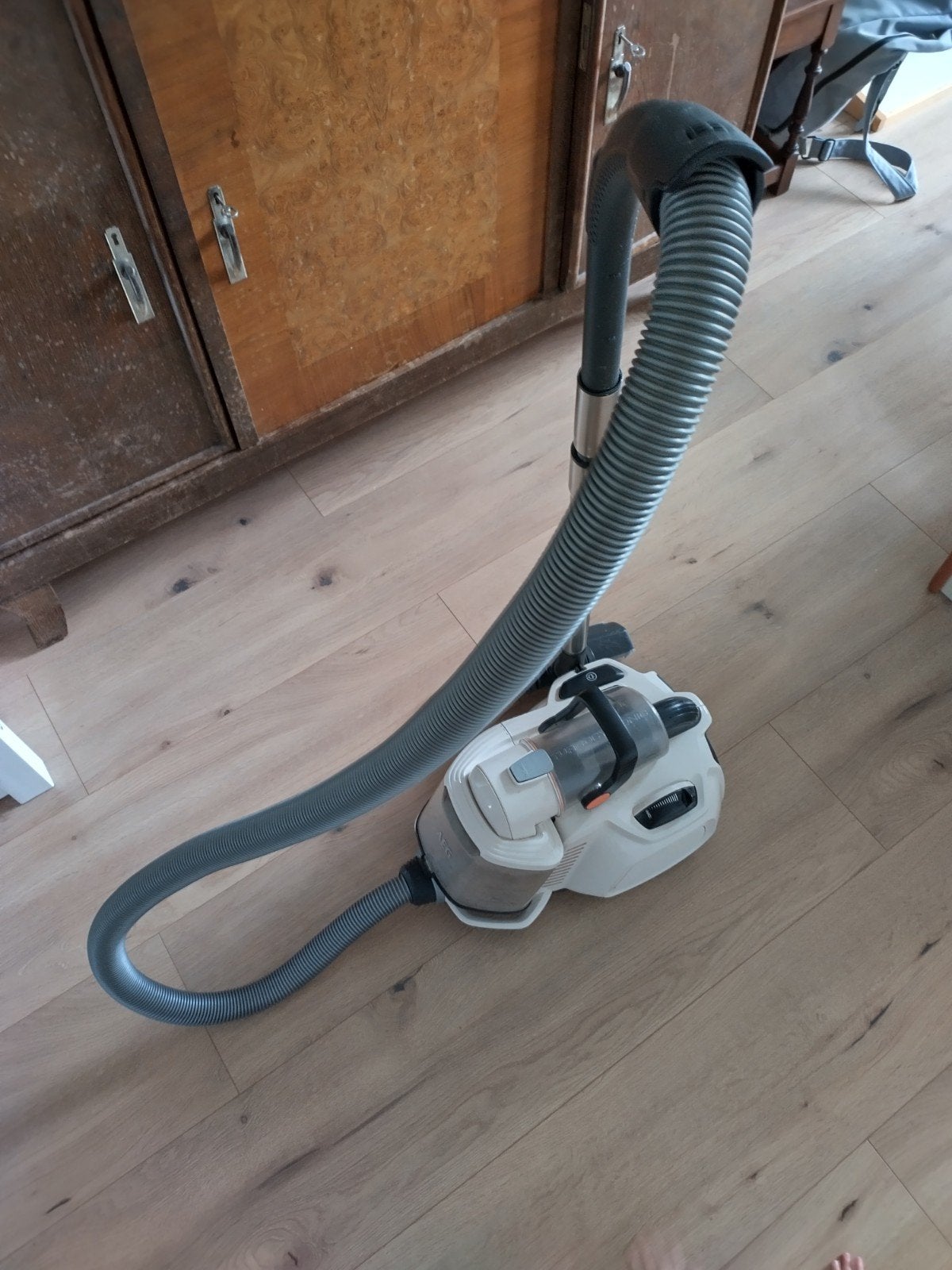 Stofzuiger AEG zonder zak, LX7, Ophalen
