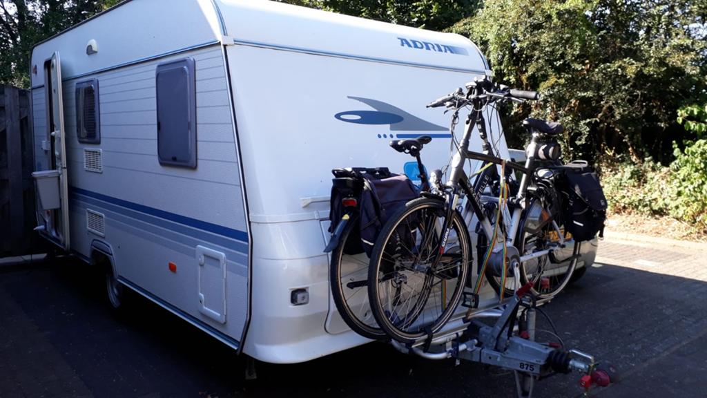 Adria Altea 432 PX - Bovag gekeurd, nieuwe banden, voortent, Kachel, Frans bed, Treinzit, 750 - 1000 kg