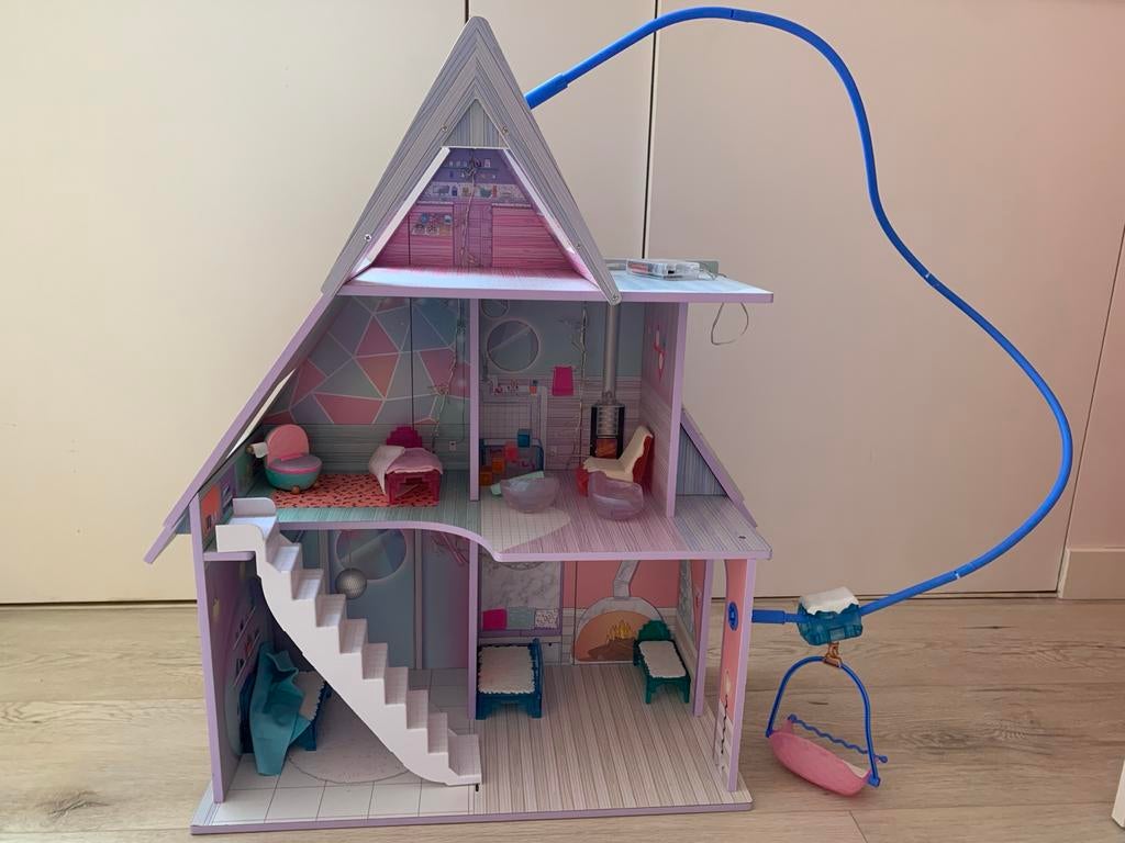 L.O.L. Surprise! OMG Winter Cottage Poppenhuis + skilift, Ophalen, Zo goed als nieuw, Poppenhuis
