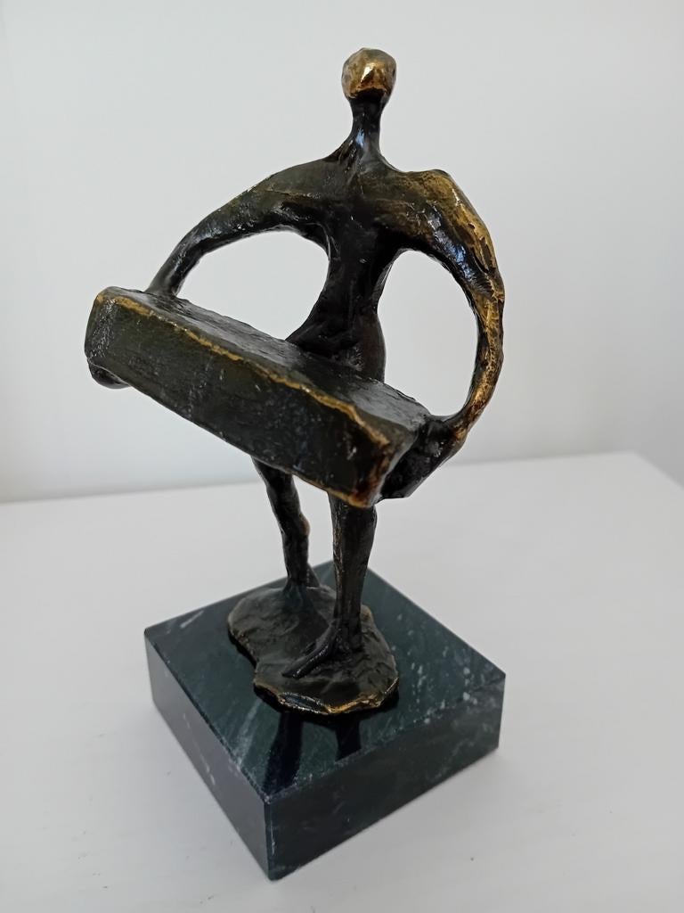 Corry Ammerlaan bronzen beeldje 'De Drager', Antiek en Kunst, Minder dan 20 cm, Ophalen of Verzenden, Brons, Beeld