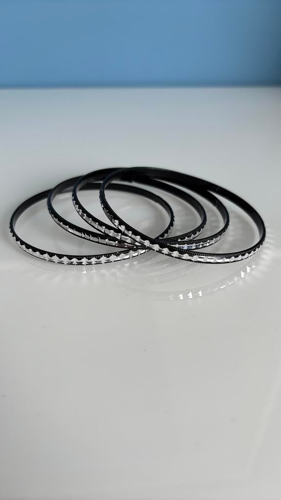 Buikdans Armbanden Zwart met Zilverkleur - 4 stuks, Overige materialen, Zwart, Ophalen of Verzenden, Zo goed als nieuw
