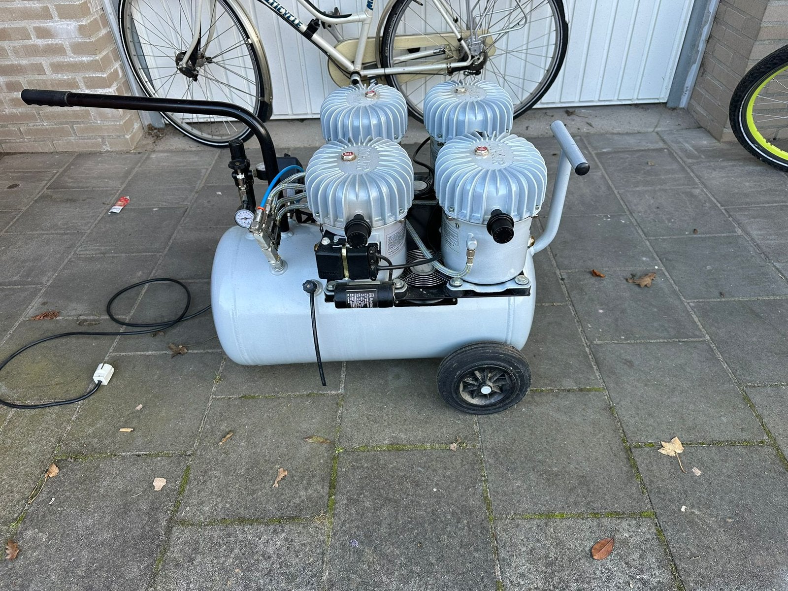 JUN-AIR stille compressor 4 kops, Gebruikt, 6 tot 10 bar, Ophalen of Verzenden, Minder dan 200 liter/min