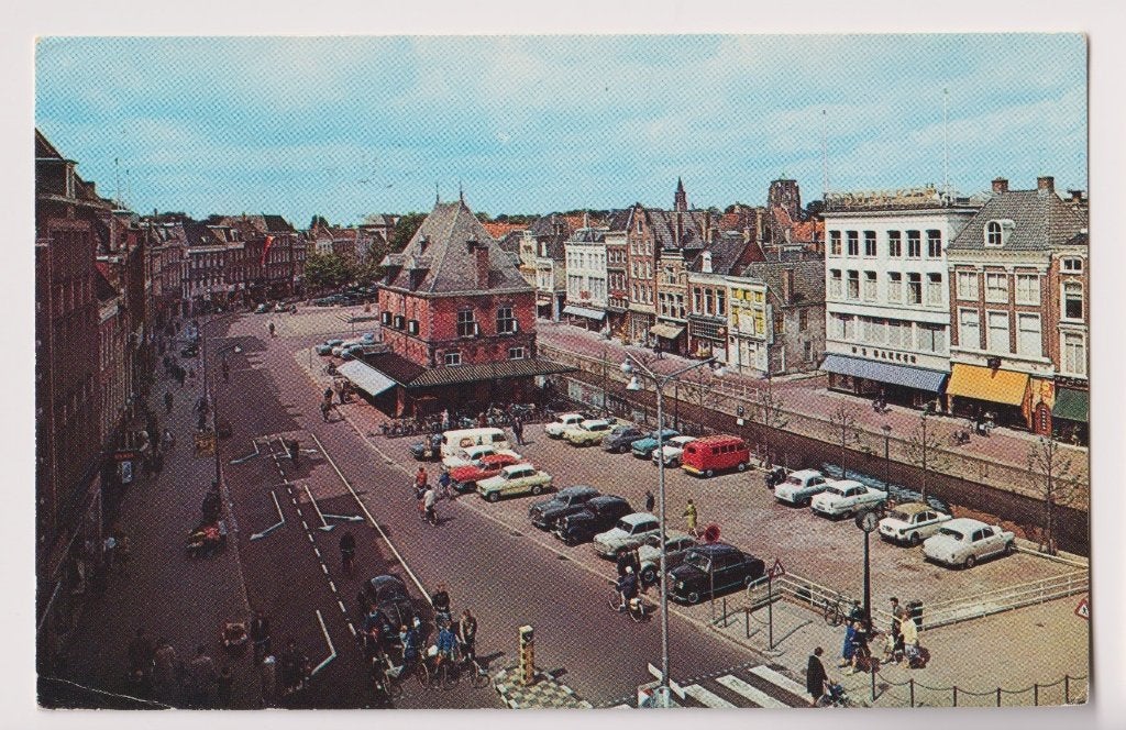 275 Leeuwarden Nieuwestad met Waag Overzicht Mensen Zebrapad, Verzenden, 1960 tot 1980, Gelopen, Friesland