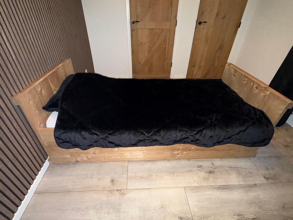 Houten bed met uitschuifbaar logeerbed - 200 cm lengte, Ophalen of Verzenden, Zo goed als nieuw, Overige
