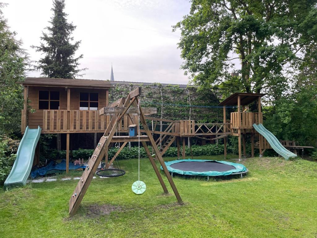 8x12 meter groot speelhuis met Klimtoestel en Glijbanen, Ophalen, Gebruikt, Schommel