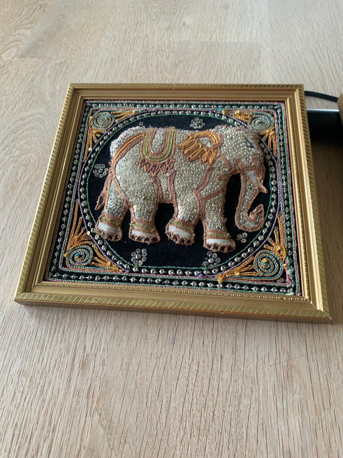 Twee Birmees Kalaga wandkleden met olifanten, ingelijst, Wanddecoratie, Textiel, Handgemaakt, Ophalen of Verzenden