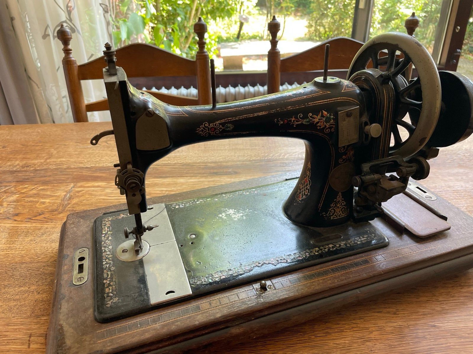 Antieke handnaaimachine met houten onderstel, Antiek en Kunst, Ophalen