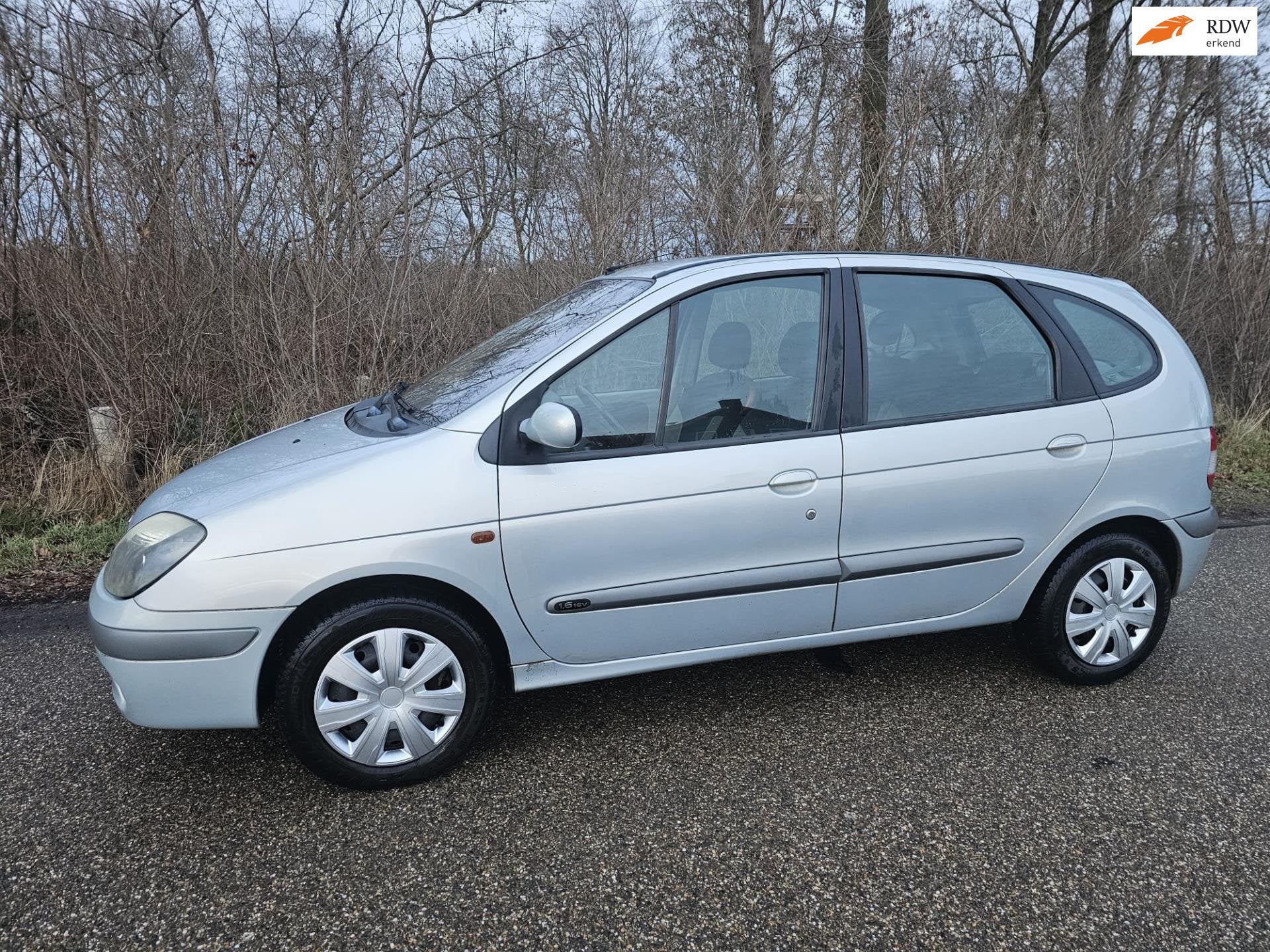 Renault Scénic 1.6-16V Dynamique, Gebruikt, 1225 kg, 4 cilinders, Leder