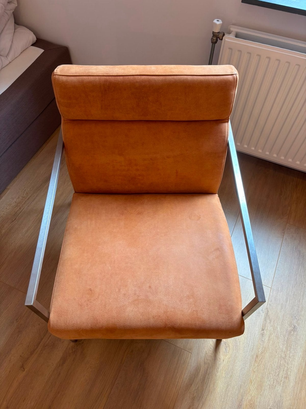 Cognac kleurige stoel met metalen frame - Goossens, Huis en Inrichting, Stoelen, Ophalen, Bruin, Zo goed als nieuw, Metaal
