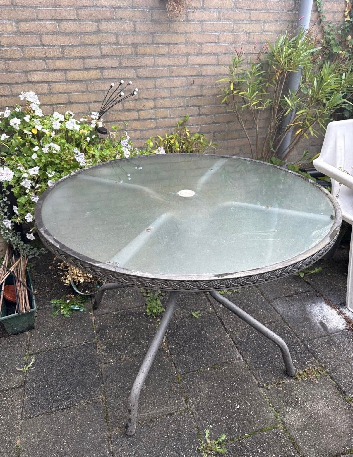 Metalen tuintafel met glazen blad, Ophalen, Gebruikt, Rond, Metaal