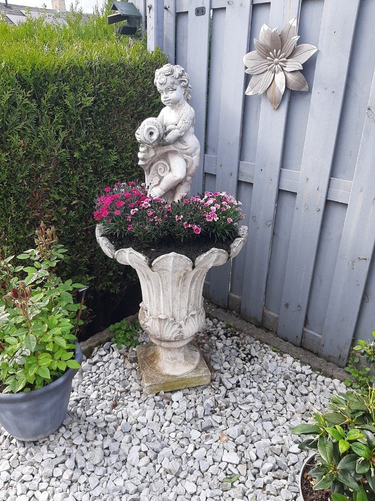 Decoratieve tuinvaas met cherubijn beeld, Tuin en Terras, Waterpartijen en Fonteinen, Ophalen, Gebruikt, Beton, Overige typen