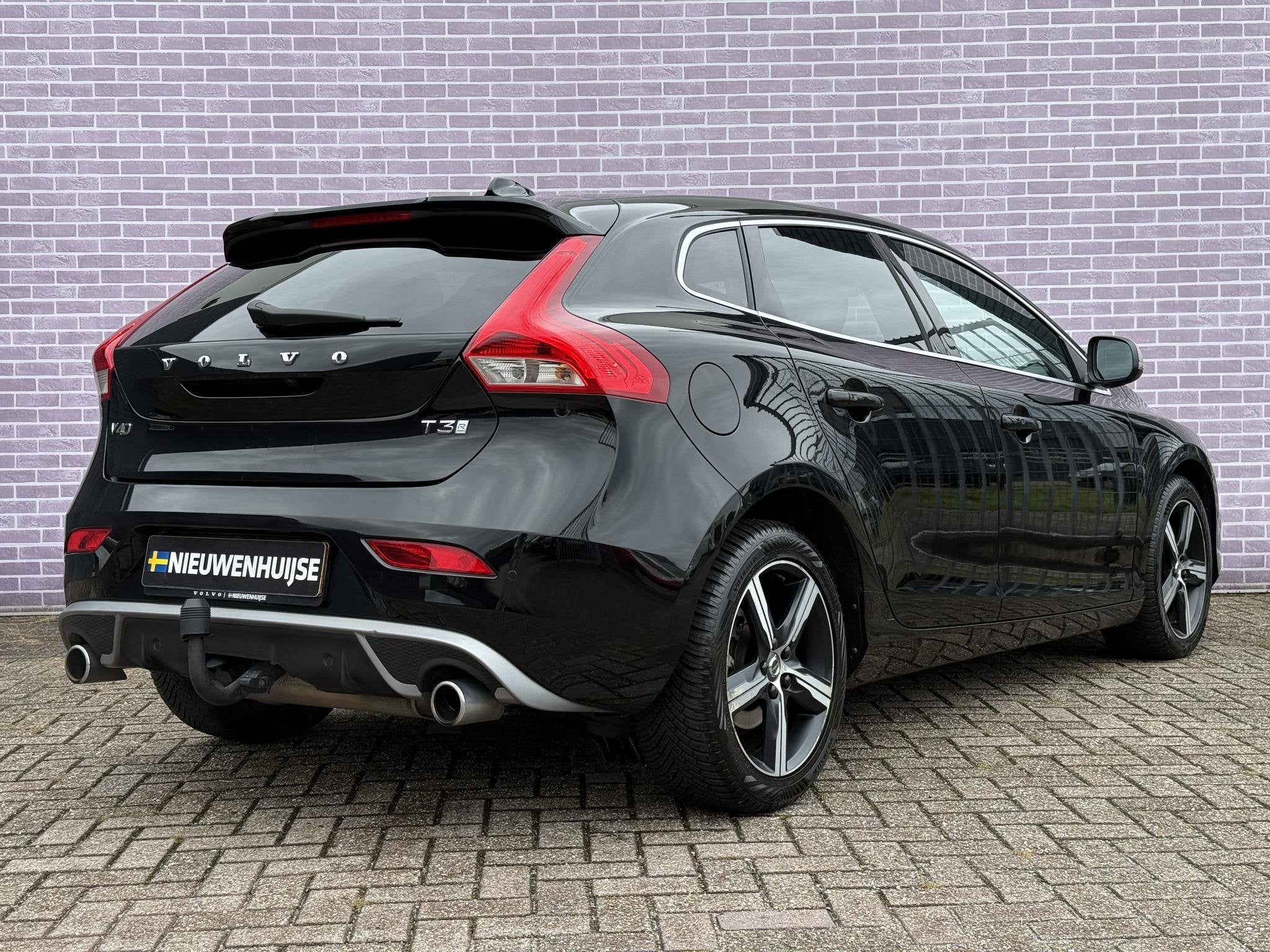 Volvo V40 1.5 T3 Polar+ Sport | Trekhaak | DAB | Harman/Kard, Euro 6, 4 cilinders, 700 kg, Zwart