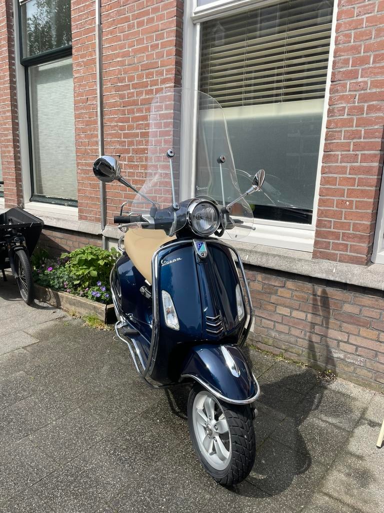 Vespa primavera blauw+ 2 helmen en scooterdeken, Ophalen, Overige modellen, Zo goed als nieuw, Benzine