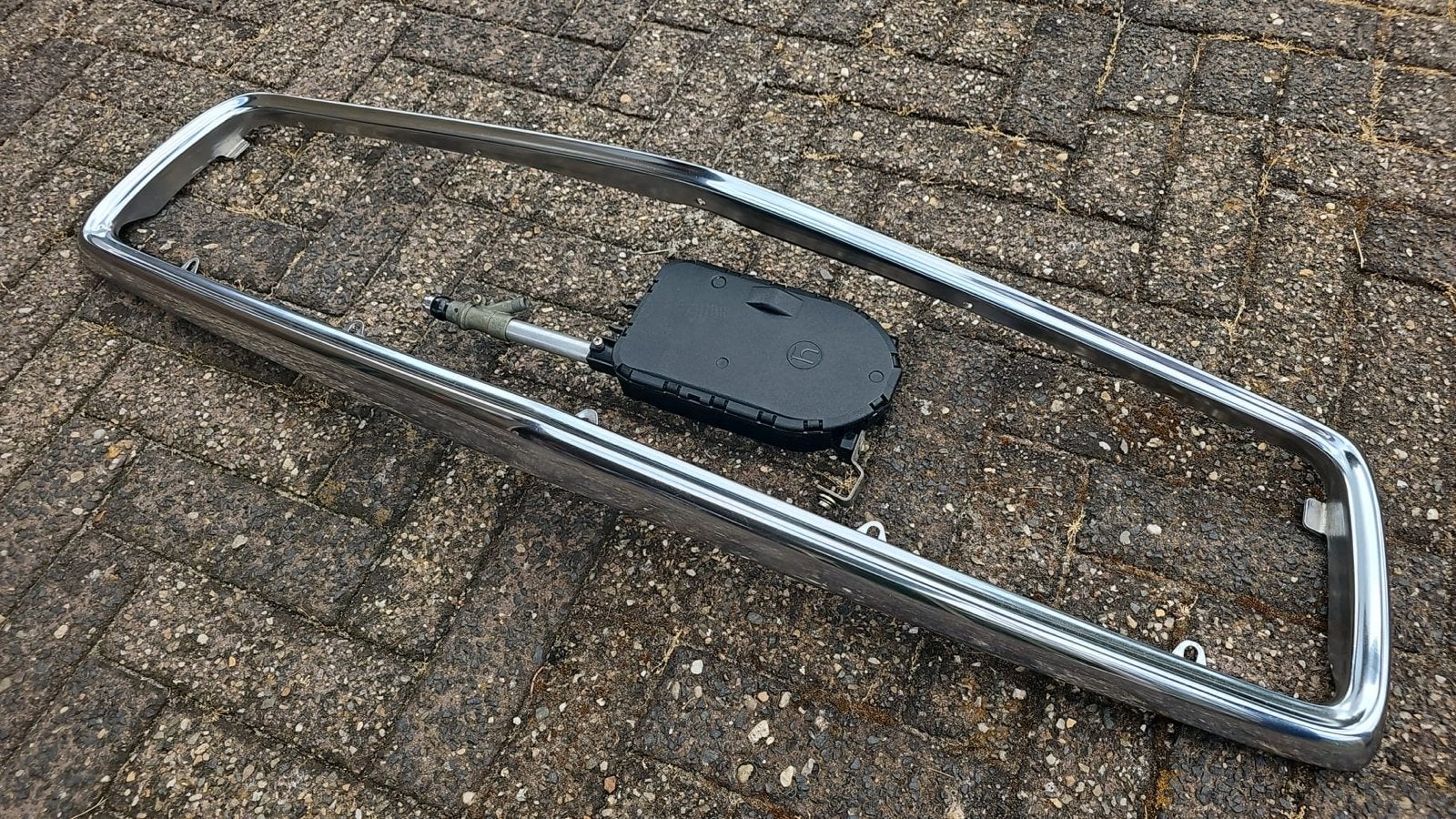 Grilframe en elektrische antenne Mercedes W107 SL/SLC (71-89, Gebruikt, Achterklep, Voor, Mercedes-Benz