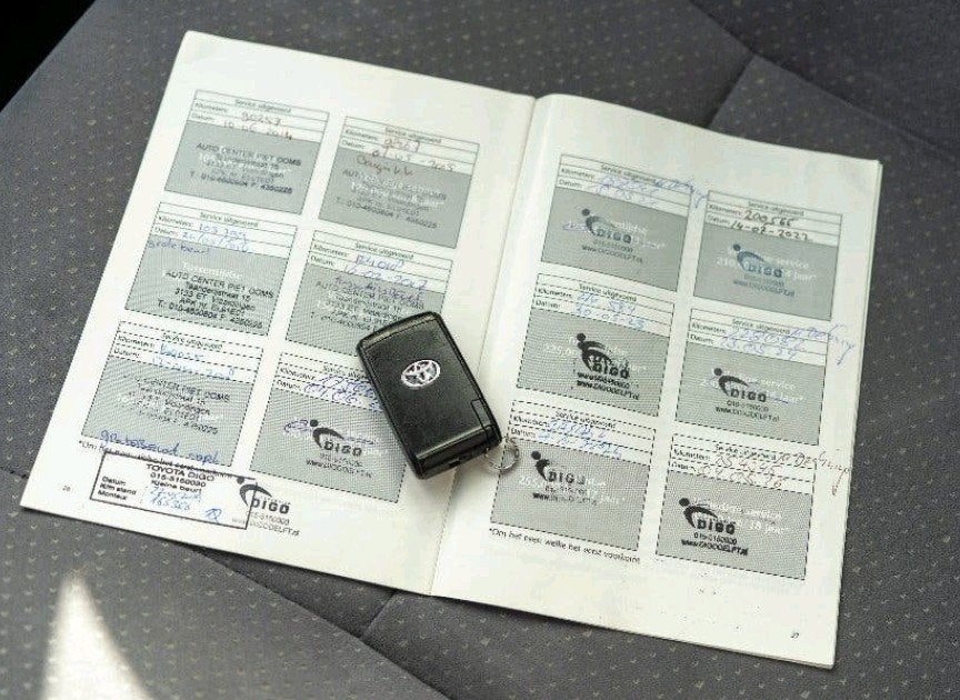 Toyota Prius 1.5 100% dealer onderhouden Camera-Keyless-Navi, Auto's, Dealer onderhouden, 1497 cc, 4 cilinders, Alcantara