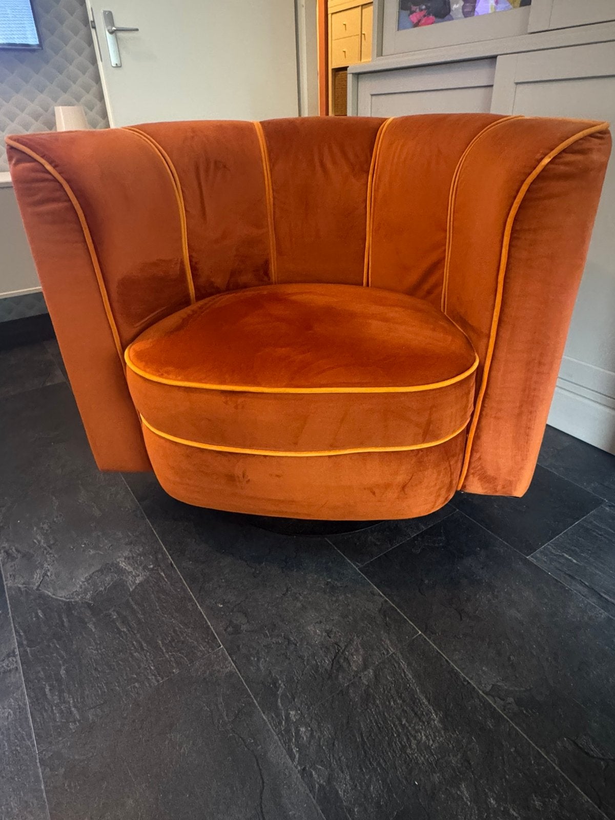 Dutchbone Flower draaifauteuil velvet oranje Nieuwprijs €930, Ophalen, Zo goed als nieuw, 75 tot 100 cm, 50 tot 75 cm