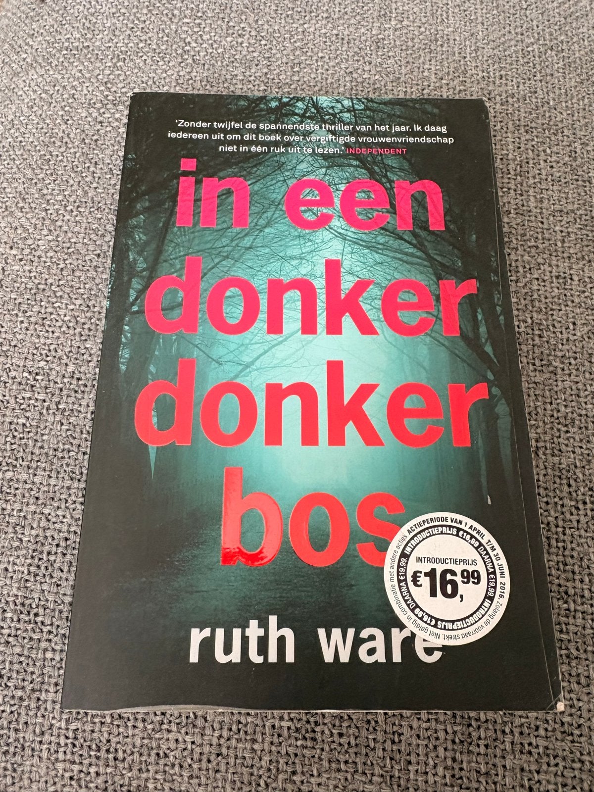 In een donker donker bos - Ruth Ware (Thriller), Ophalen of Verzenden, Gelezen, Europa overig