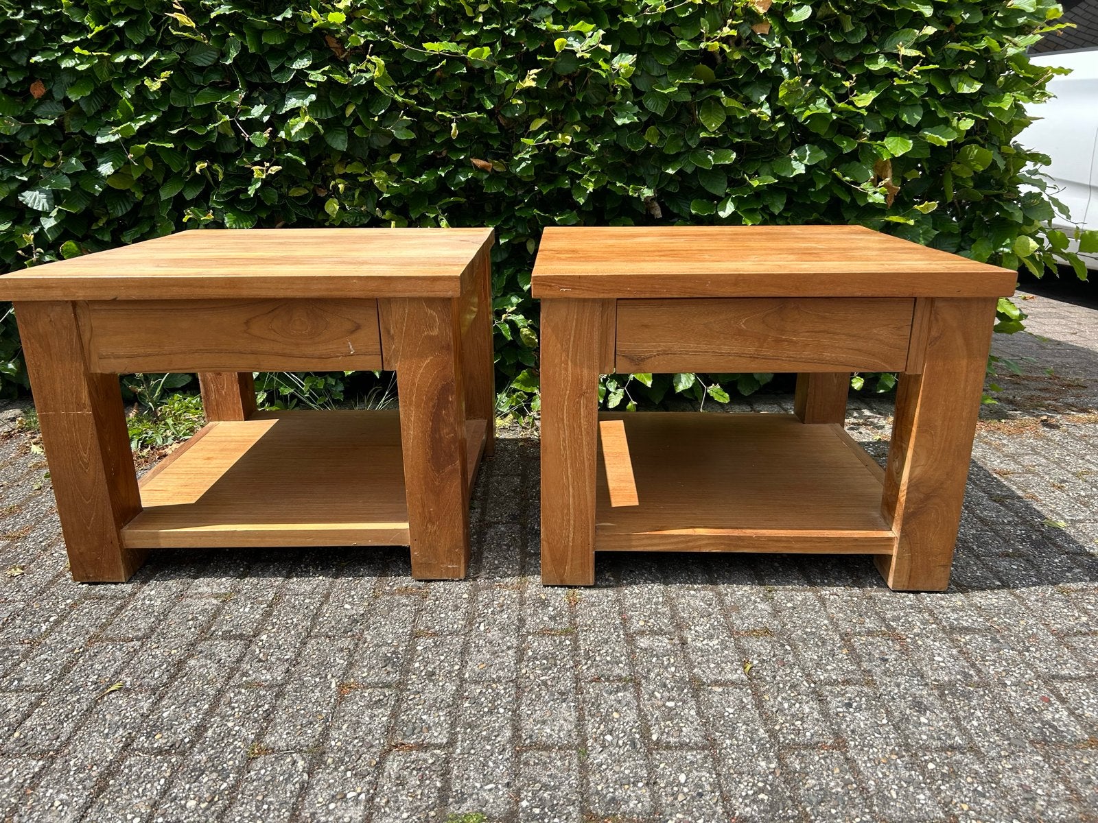 Set van 2 massief teakhouten bijzettafels met lade, Gebruikt, Vierkant, 55 tot 75 cm, Hout