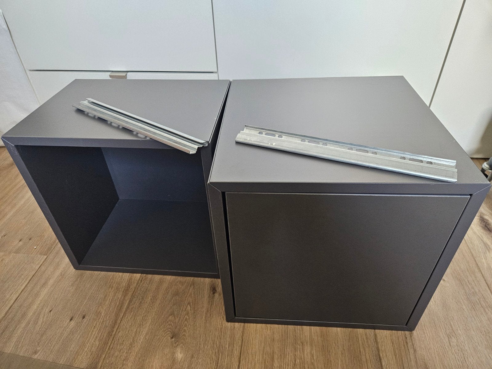 Grijze Ikea Eket kastjes, 1x met deurtje en 1x open vak, Huis en Inrichting, Ophalen, Gebruikt