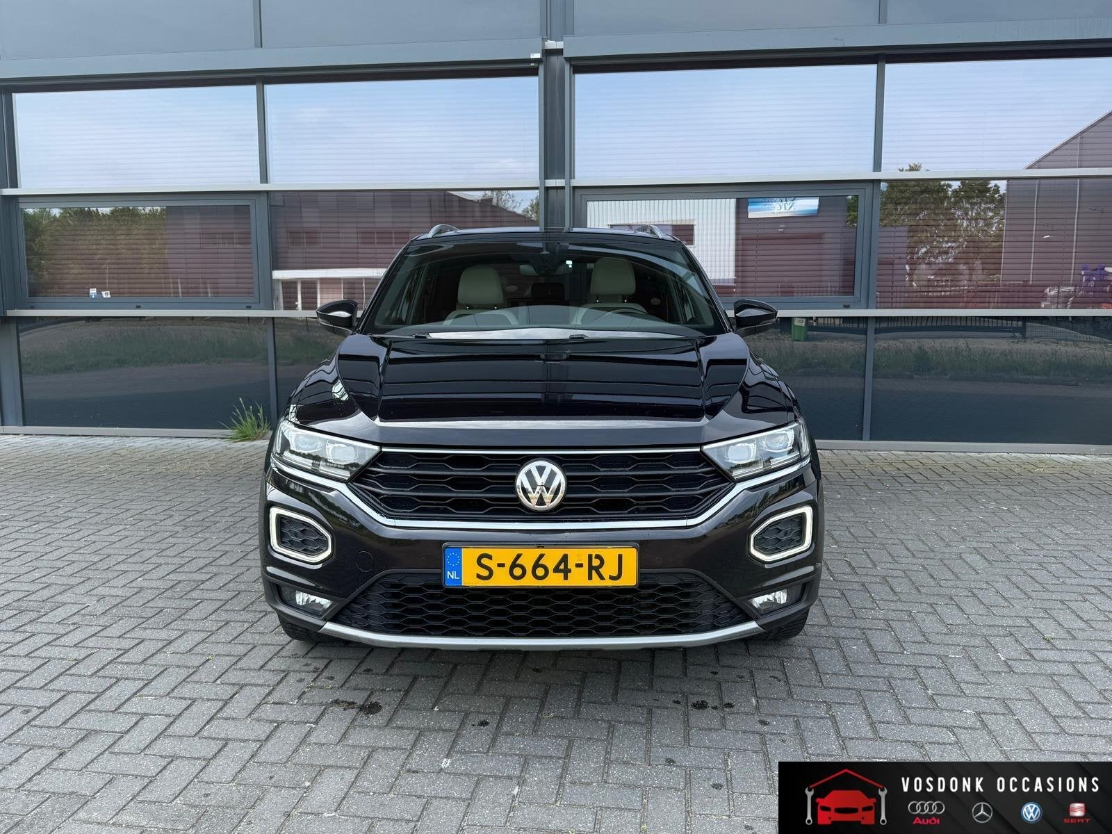 Volkswagen T-Roc 1.5 TSI Style Business/ Panorama dak/ Virtu, Euro 6, 4 cilinders, 150 pk, Zwart
