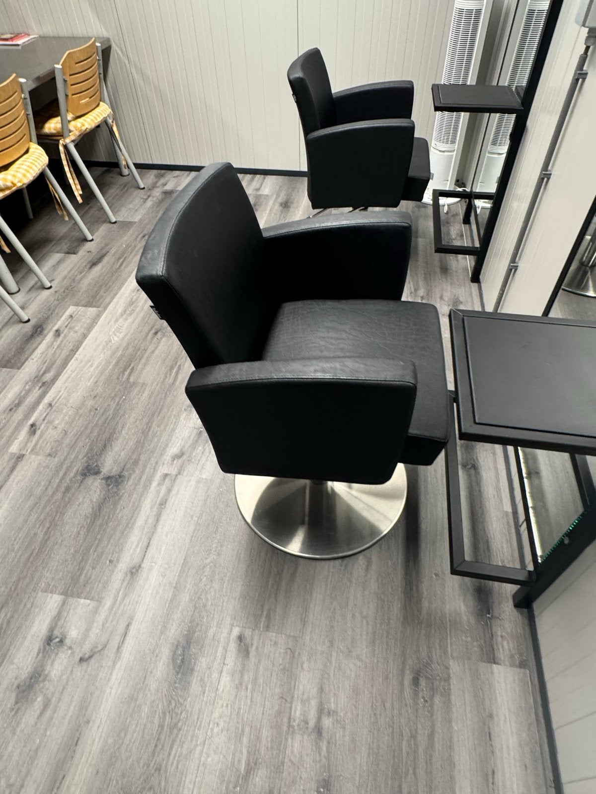 Kappersstoelen met spiegel en werkblad - Zo goed als nieuw, Huis en Inrichting, Ophalen, Twee, Zwart, Zo goed als nieuw